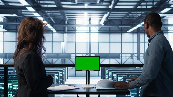 Tekniker planerar systemarbete och dokumentation i ett serverrum