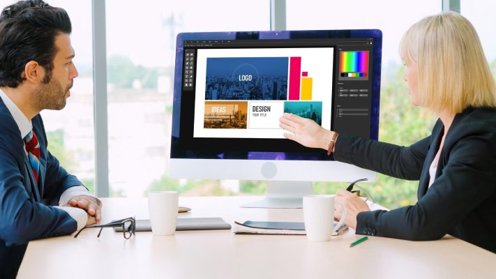 Webbdesigner arbetar med en modern webbdesign på en datorskärm