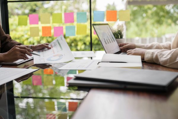 Projektteam planerar en webbproduktion med färgade post-it-lappar