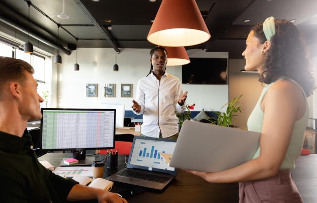 B2B-team diskuterar webb, leads och försäljning i ett kreativt kontor